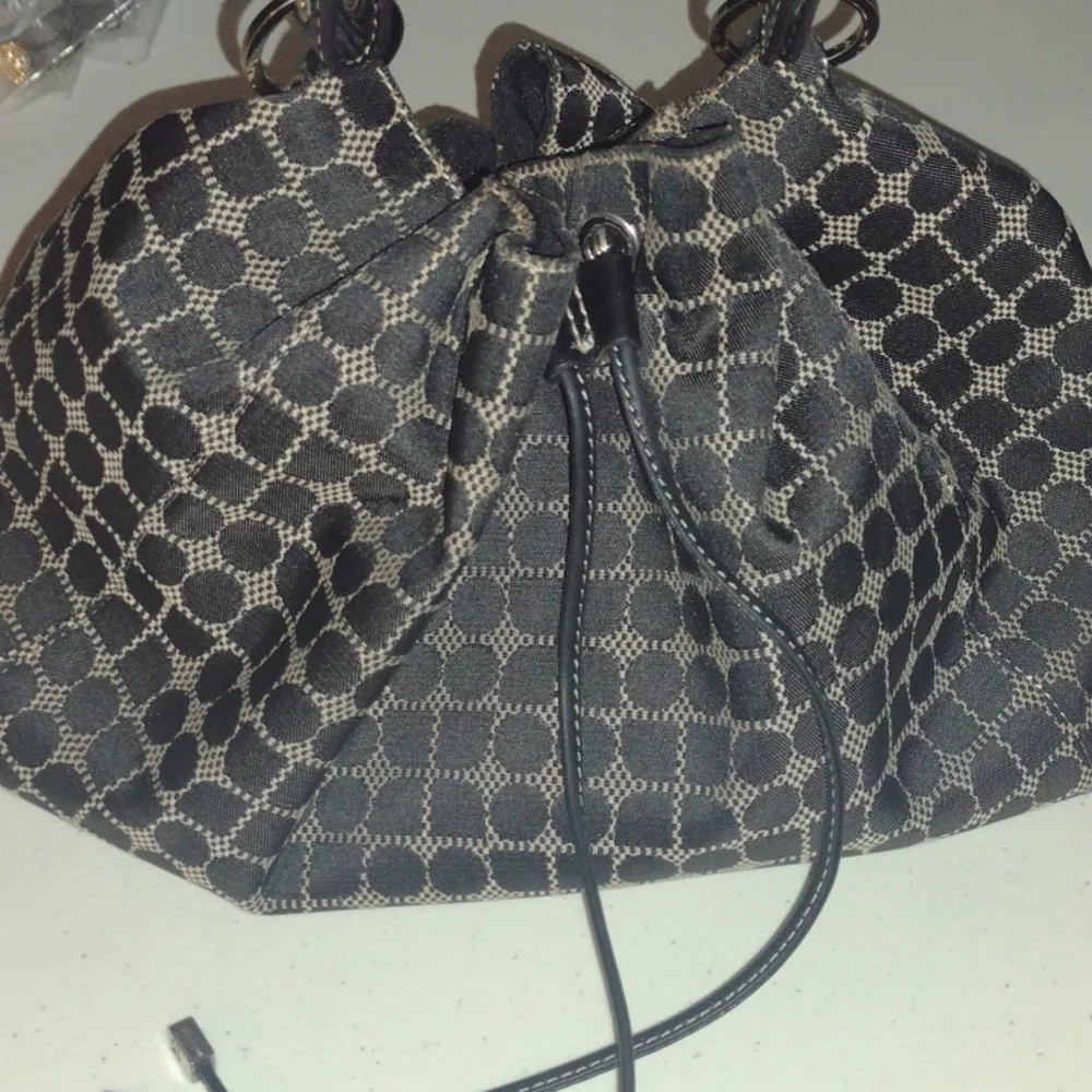 KATE SPADE BLACK WHITE SIGNATURE LOGO DRAWSTRING BUCKET HANDBAG